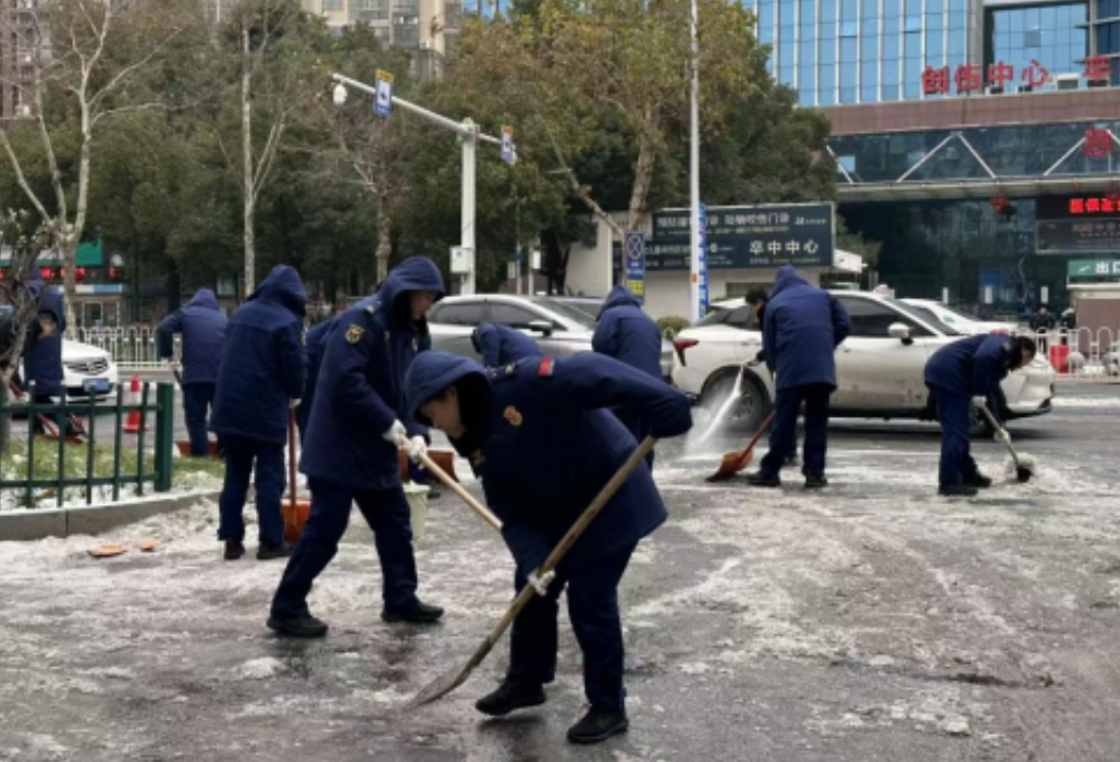 湘爱园社区：铲冰开路保通行 凝心聚力护安全