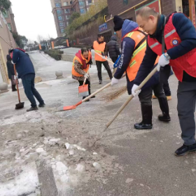 洞庭社区联合水域环卫所开展铲冰除雪行动,守护居民出行安全