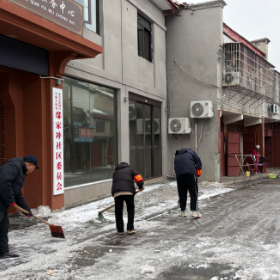 雪落鄢家冲 情暖邻里间