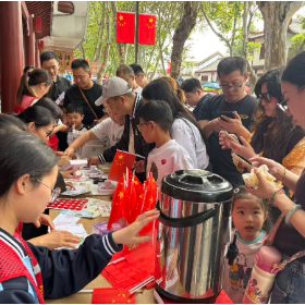 志愿护航国庆 文明添彩华诞
