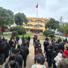洛王街道举行2026年新春升国旗仪式
