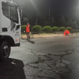 快速响应显担当 高效处置保畅通——区环卫中心紧急清理交通事故遗留废弃物