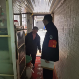 筑牢沿街商铺安全防线  洛王街道瑶塘坡社区开展门店安全隐患排查工作