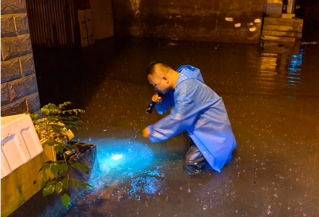 雨夜逆行守一线 全力排涝护民安