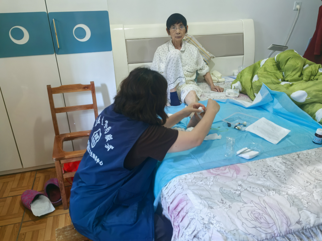 上门换药暖人心 家庭医生守护居民健康