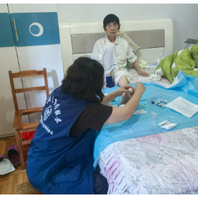 上门换药暖人心 家庭医生守护居民健康