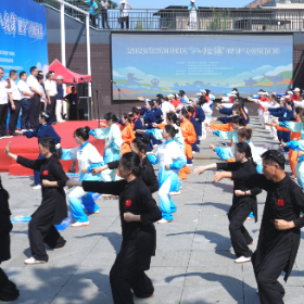 老街伴锦韵 我区八段锦健身气功展演赛启幕