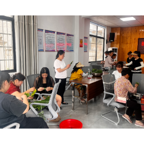 粽香传邻里·温情满社区——新华社区圆满开展端午节包粽子活动