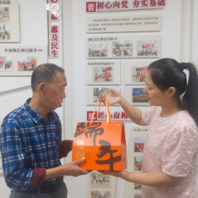 慈氏塔社区:端午送暖 关爱特扶家庭