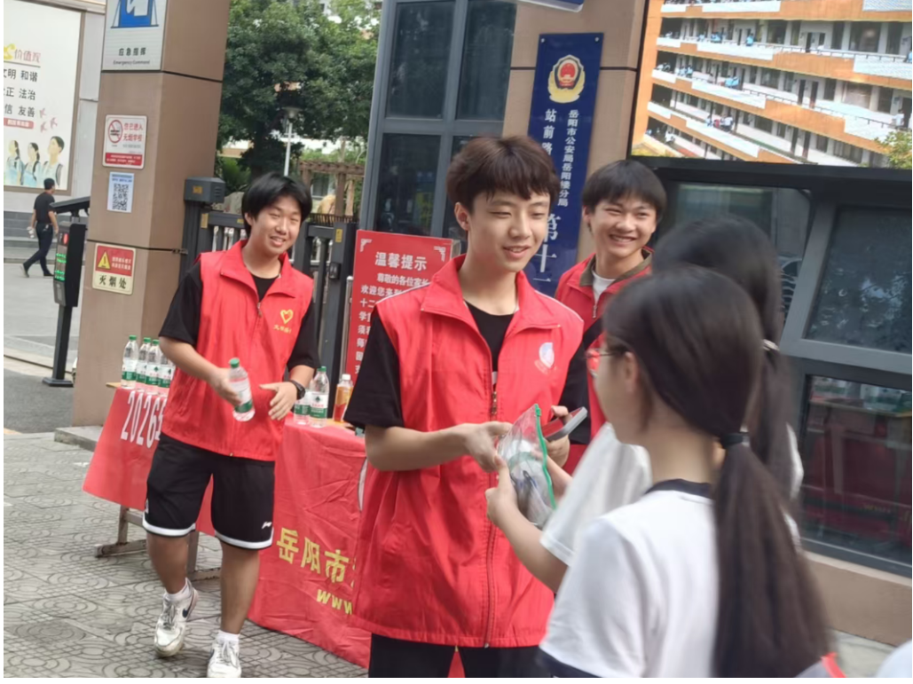 和谐同心护中考 志愿接力筑青春