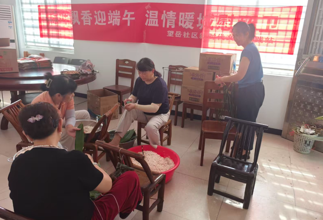 望岳社区： 粽叶飘香迎端午，温情暖城慰环卫