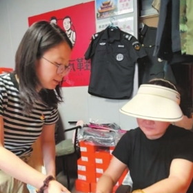 《岳阳日报》头版刊发|小身板扛起大担当——记岳阳市优秀党务工作者、岳阳楼区岳阳楼社区党支部书记、居委会主任胡叶