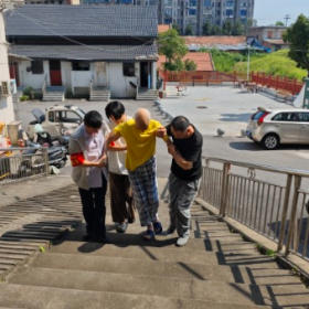 暖心援助不缺位——吕仙亭社区援助出院老人