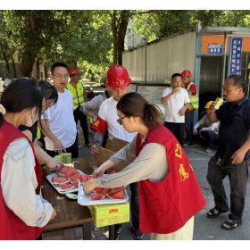 鹰山社区爱心驿站：“夏日送清凉，爱心护一线”