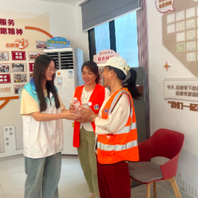 剪刀池社区:炎炎夏日送清凉 爱心企业暖心致敬一线劳动者