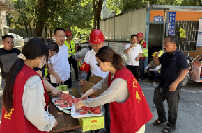鹰山社区爱心驿站：“夏日送清凉，爱心护一线”