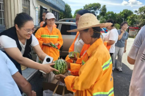 郭镇乡开展“夏日送清凉”慰问一线环卫工人活动