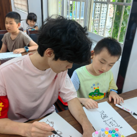 年丰巷社区联合岳阳楼区青年志愿者协会启动暑期爱心托管服务