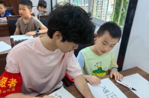 年丰巷社区联合岳阳楼区青年志愿者协会启动暑期爱心托管服务
