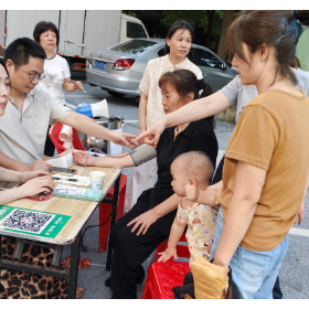 洞庭社区卫生服务中心夏夜不打烊 义诊进社区