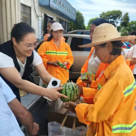 郭镇乡开展“夏日送清凉”慰问一线环卫工人活动