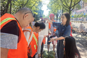 “烈日赠瓜驱暑热 暖心馈礼敬环卫”——金鹗山社区携手平安人寿开展高温慰问环卫工人志愿者服务活动
