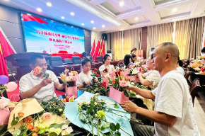 通海路管理处：巧手插花传文明 融洽邻里树新风