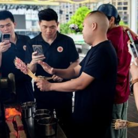 《中国青年报》第七版刊发 | 从市井烟火到经济蓝图 岳阳烧烤学院,凭啥火