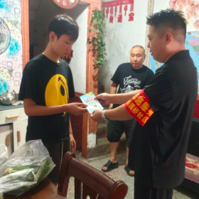 梅溪桥社区:入户开展防溺水宣传 守护青少年夏日安全