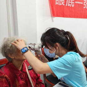 爱心护眼进社区 健康服务暖民心