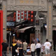 岳阳楼街道：古街聚人气  全力守护节日市场消费 