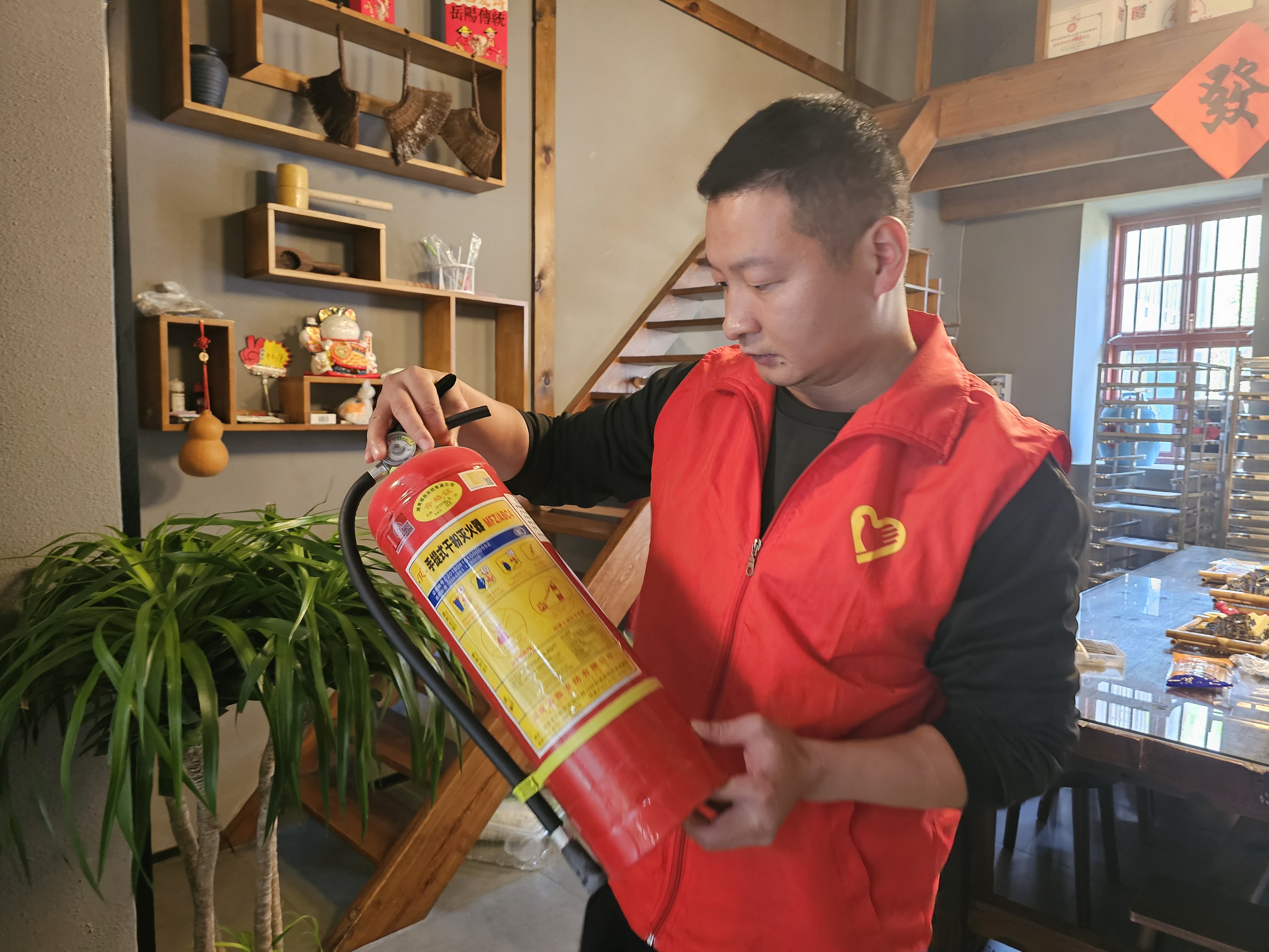 20251024慈氏塔社区新时代文明实践站在辖区范围内开展2025年10月“逐户排查‘九小’险，共护烟火平安天”消防安全排查志愿活动（1）.jpg