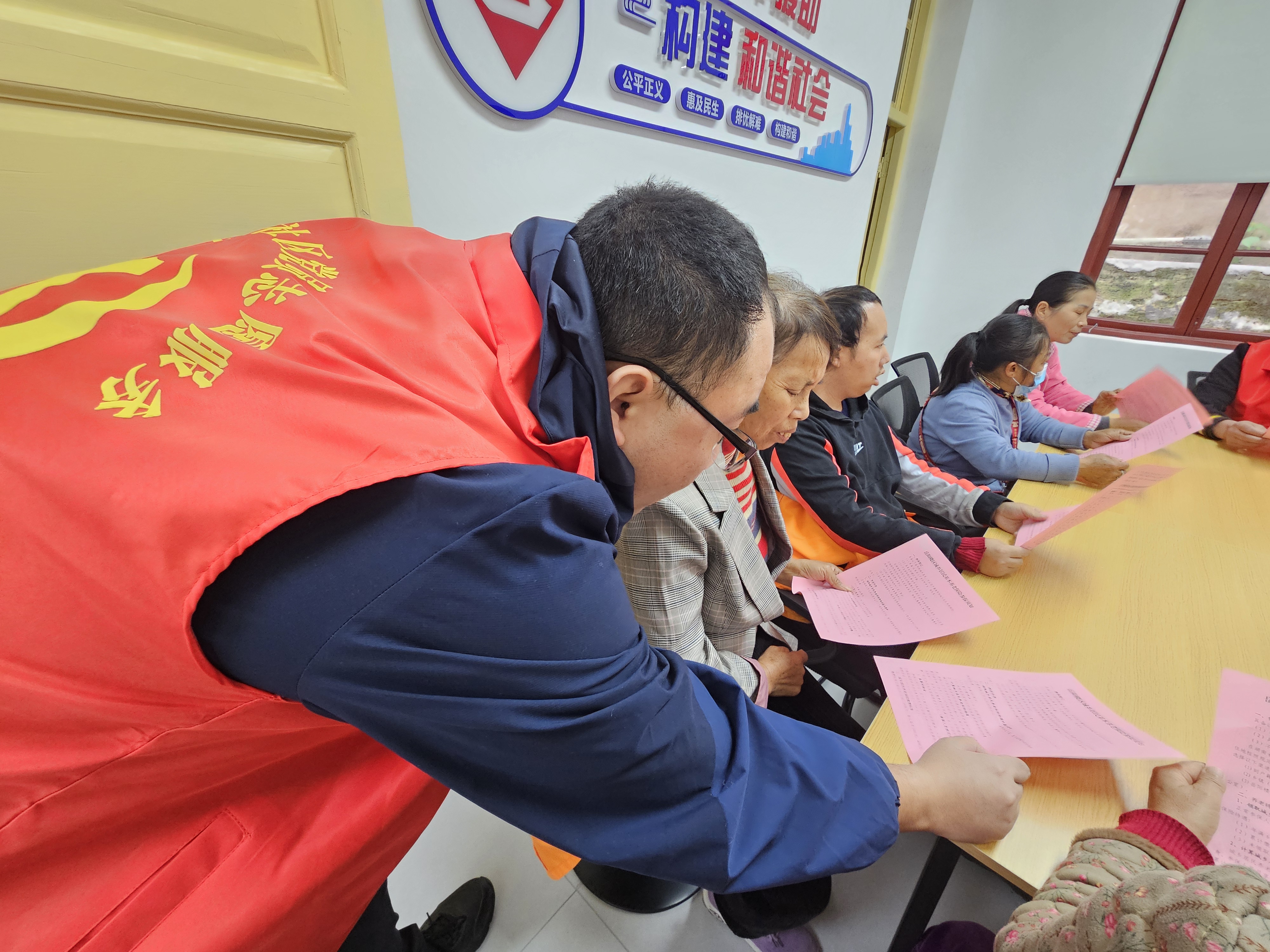 20251113慈氏塔社区新时代文明实践站在会议室开展2025年11月“社保宣传进社区 惠民政策暖人心”社保惠民政策宣传活动(2).jpg 20251113慈氏塔社区新时代文明实践站在会议室开展2025年11月“社保宣传进社区 惠民政策暖人心”社保惠民政策宣传活动(2).jpg
