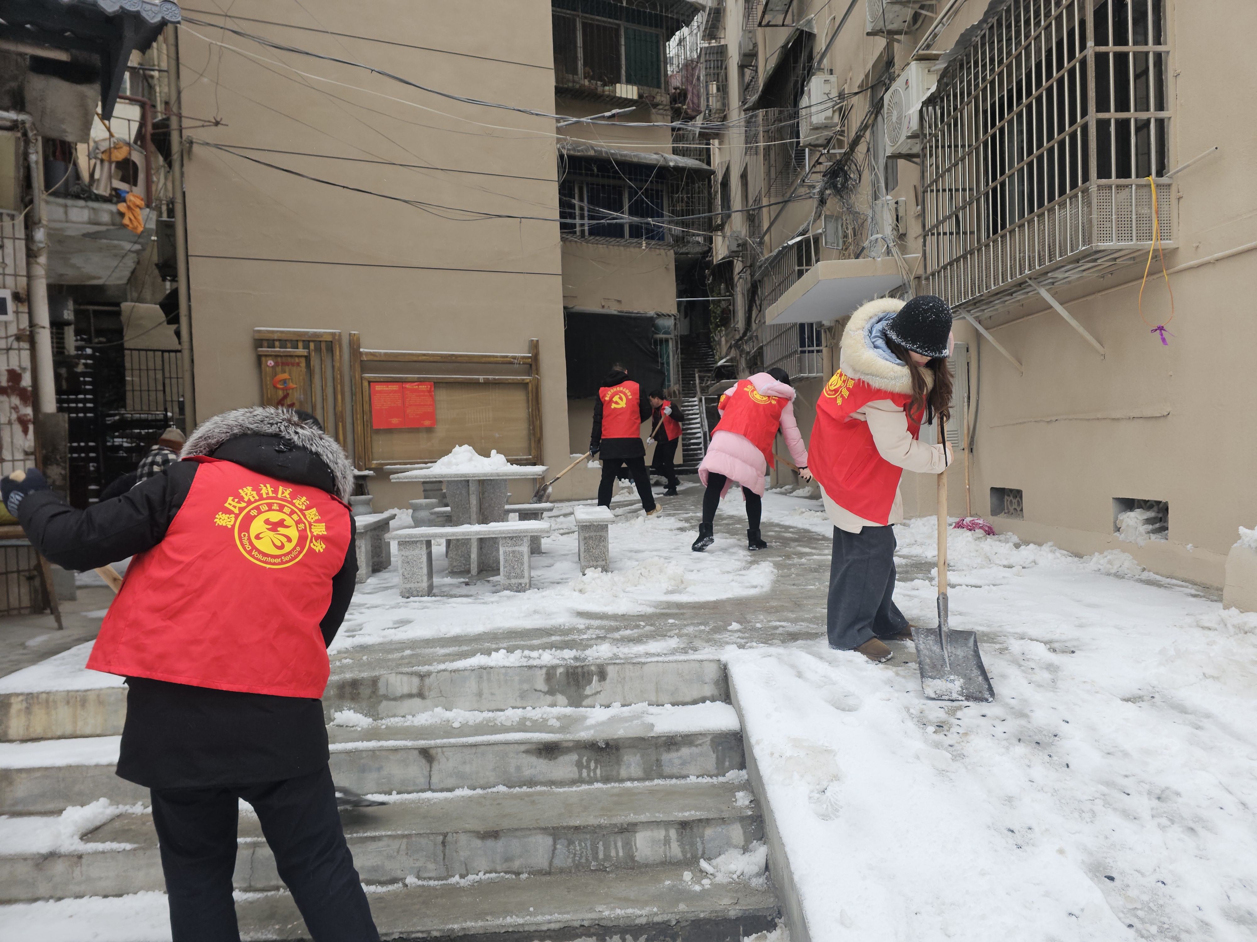 20260121慈氏塔社区新时代文明实践站在辖区内开展了2026年1月雪天”志愿红“ 温情护民生铲雪除冰志愿服务活动(1).jpg 20260121慈氏塔社区新时代文明实践站在辖区内开展了2026年1月雪天”志愿红“ 温情护民生铲雪除冰志愿服务活动(1).jpg