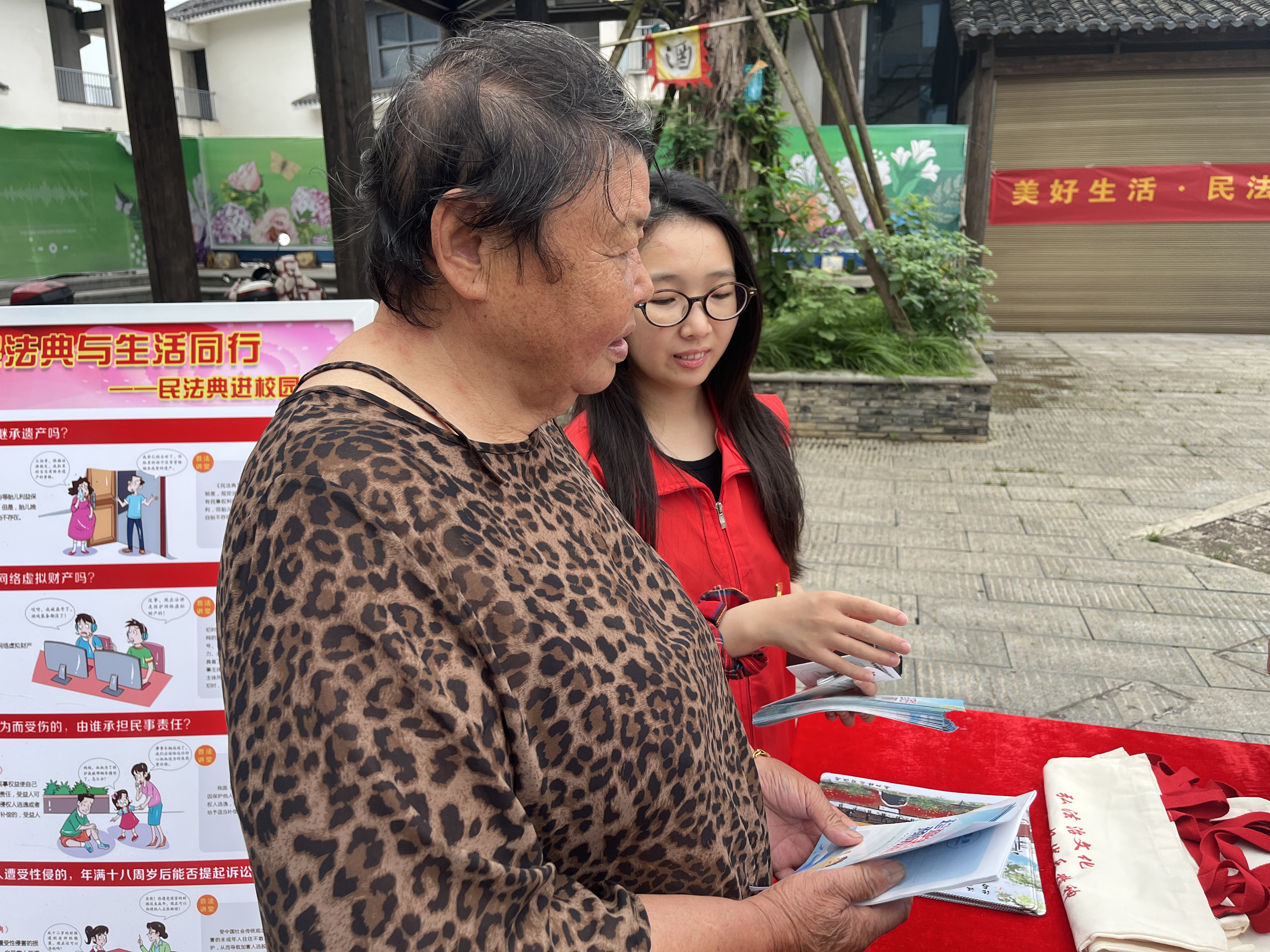 20260604慈氏塔社区新时代文明实践站在街河口开展了2026年6月“政策宣讲润民心，法典护航新生活”政策宣讲活动（1）.jpg