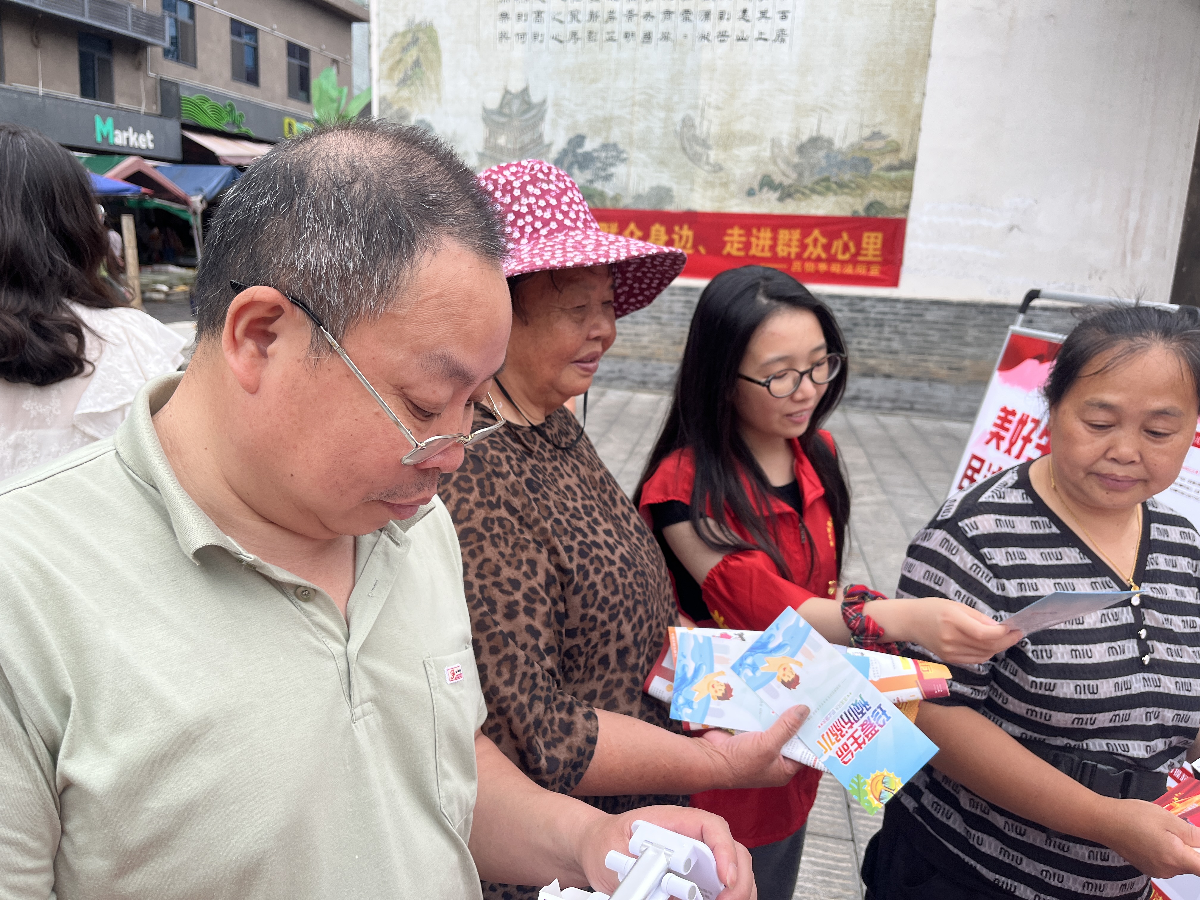 20260604慈氏塔社区新时代文明实践站在街河口开展了2026年6月“政策宣讲润民心，法典护航新生活”政策宣讲活动（2）.jpg