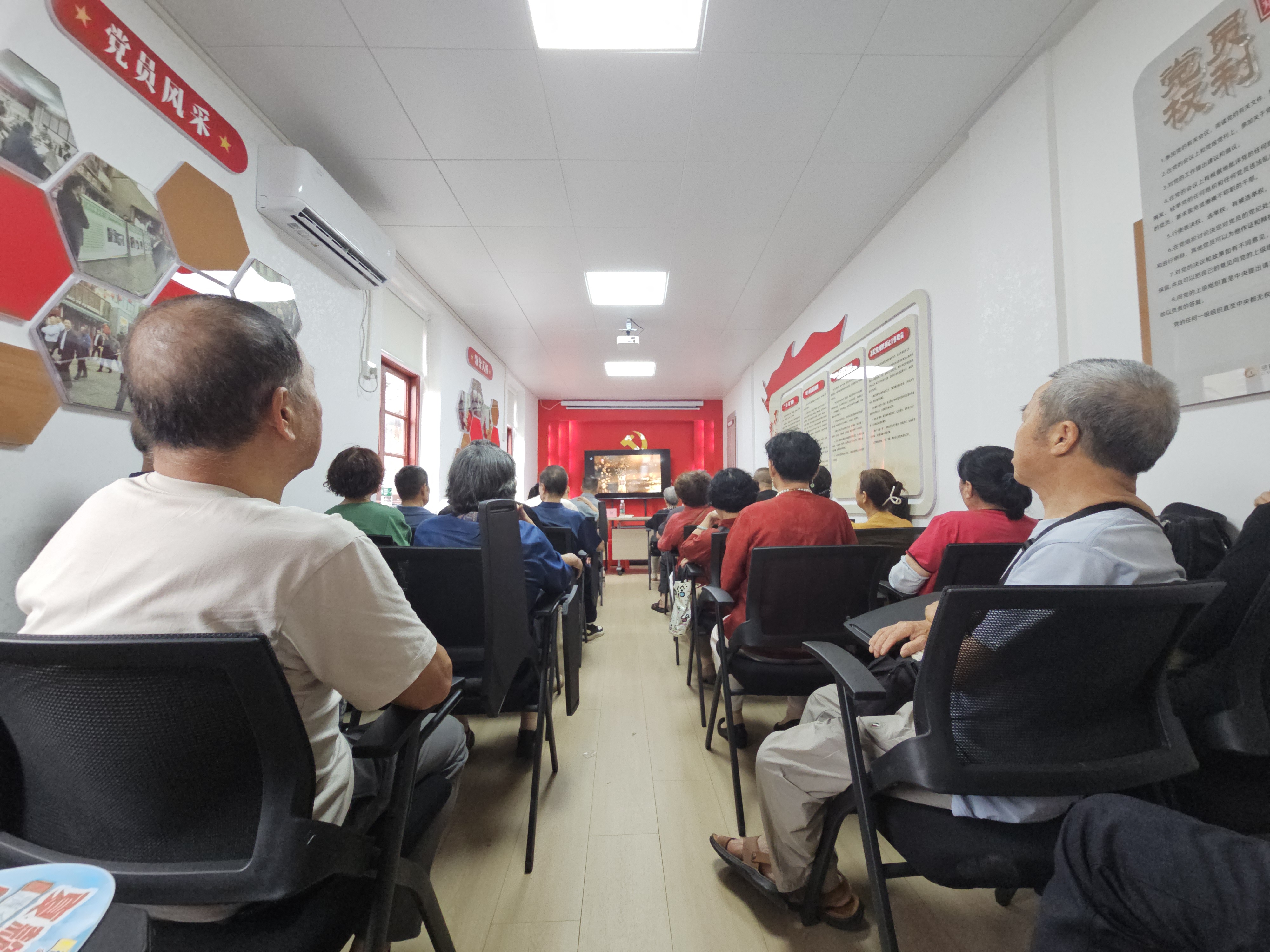 20260630慈氏塔社区新时代文明实践站在三楼会议室开展了2026年7月“热烈庆祝中国共产党成立105周年”七一建党节观影实践活动（1）.jpg