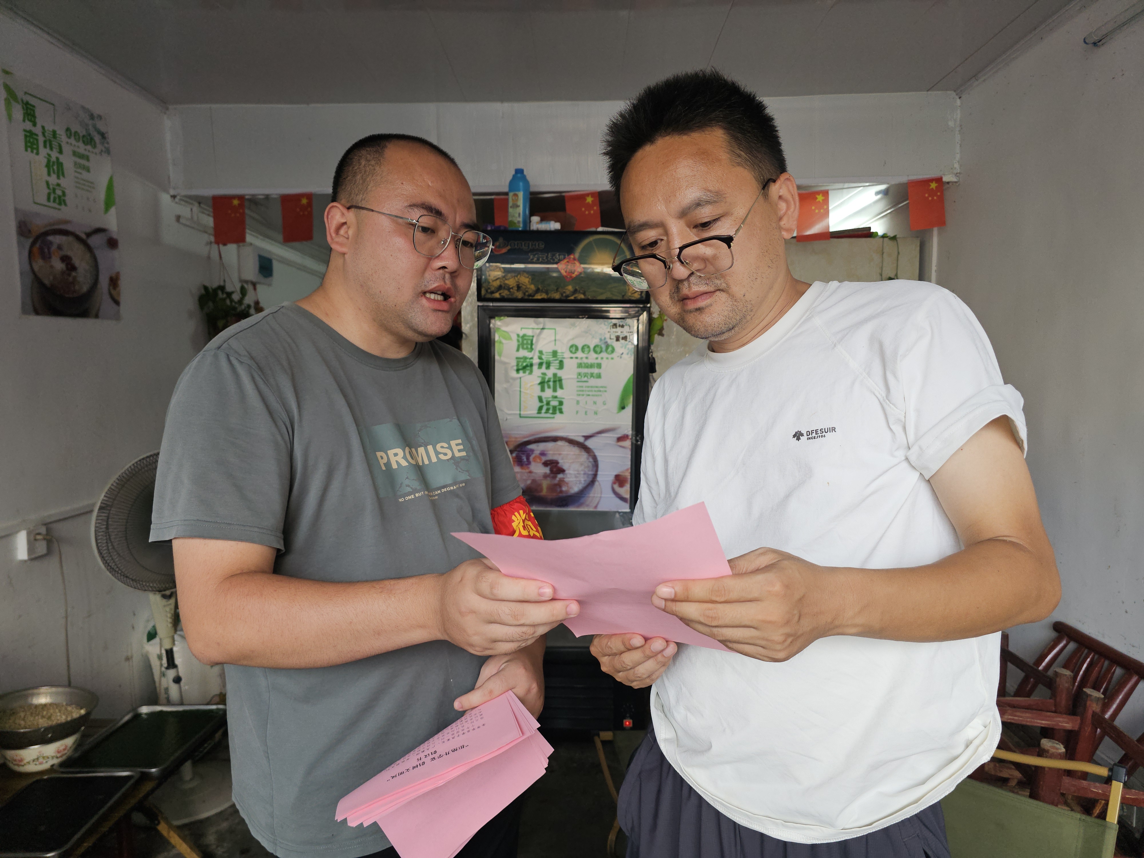 20260731慈氏塔社区新时代文明实践站在辖区居民家开展了2026年“拒绝升学宴,倡树文明风”主题宣传活动(1).jpg 20260731慈氏塔社区新时代文明实践站在辖区居民家开展了2026年“拒绝升学宴,倡树文明风”主题宣传活动(1).jpg