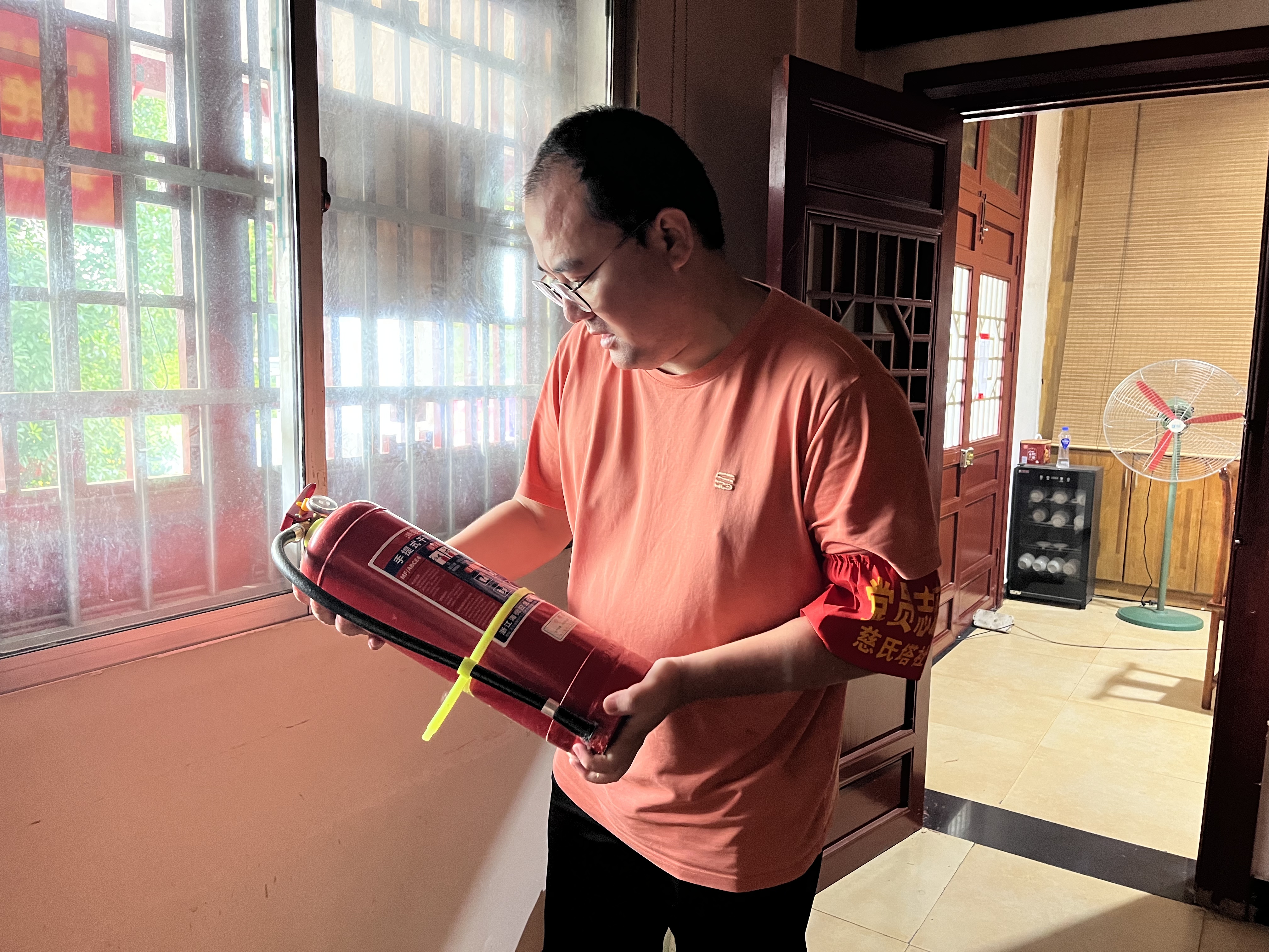 20260708慈氏塔社区新时代文明实践站在辖区内开展了2026年7月消防安全专项检查暨防火宣传主题志愿活动(2).jpg 20260708慈氏塔社区新时代文明实践站在辖区内开展了2026年7月消防安全专项检查暨防火宣传主题志愿活动(2).jpg