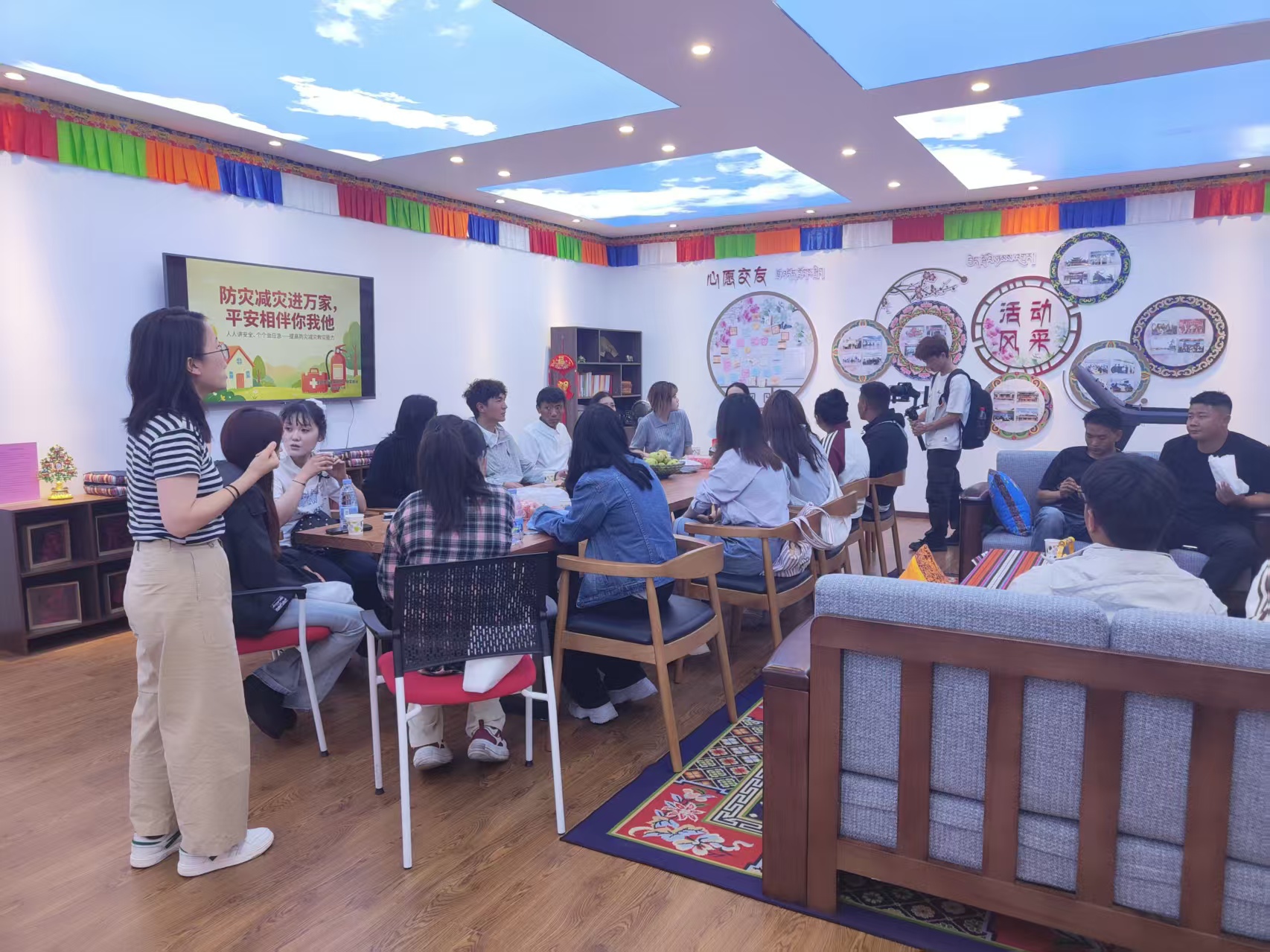 2026年5月13日下午两点半，岳阳楼社区党群服务中心的社区工作人员组织社区居民在岳阳楼社区党群服务中心二楼的山南之家开展了以“防灾减灾进万家，平安相伴你我他”主题活动 (2).jpg
