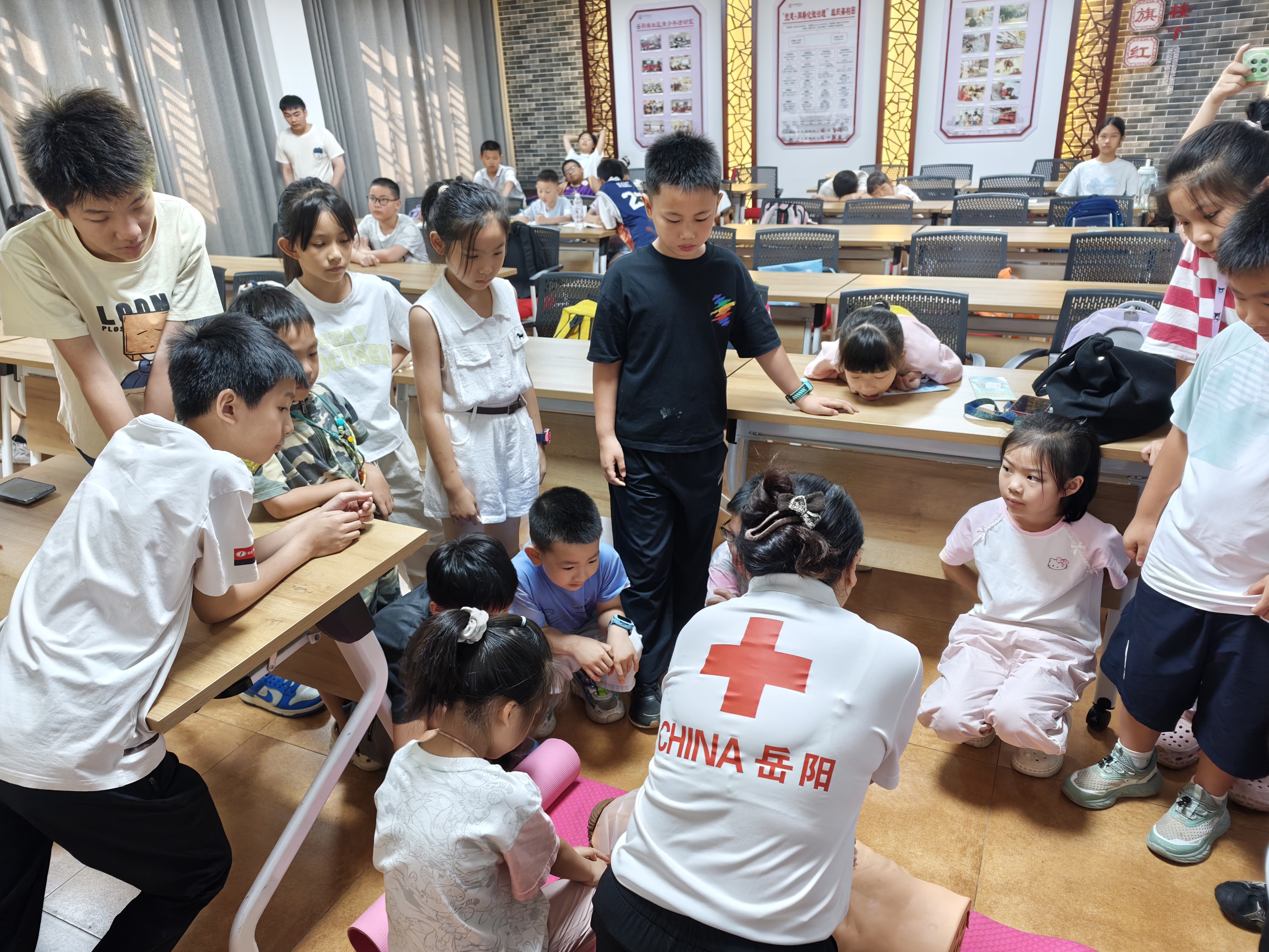 2026年7月20日 岳阳楼社区党群服务中心新时代文明实践站组织社区居民在会议室开展“暑假安全不放假防溺水护成长”青少年安全宣讲的活动.jpg 2026年7月20日 岳阳楼社区党群服务中心新时代文明实践站组织社区居民在会议室开展“暑假安全不放假防溺水护成长”青少年安全宣讲的活动.jpg