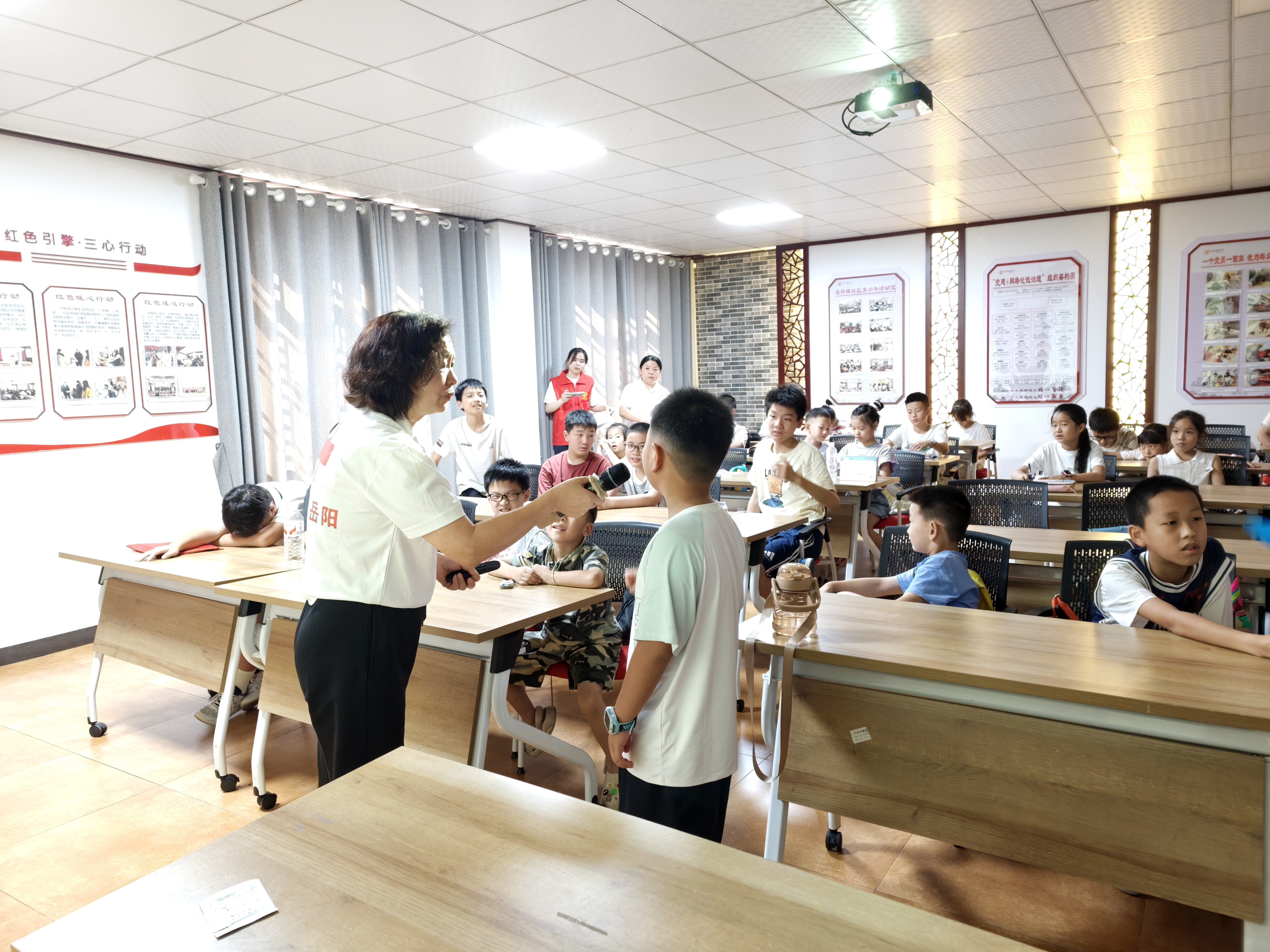 2026年 7月20日 岳阳楼社区党群服务中心新时代文明实践站组织社区居民在会议室开展“暑假安全不放假防溺水护成长”青少年安全宣讲的活动.jpg 2026年 7月20日 岳阳楼社区党群服务中心新时代文明实践站组织社区居民在会议室开展“暑假安全不放假防溺水护成长”青少年安全宣讲的活动.jpg