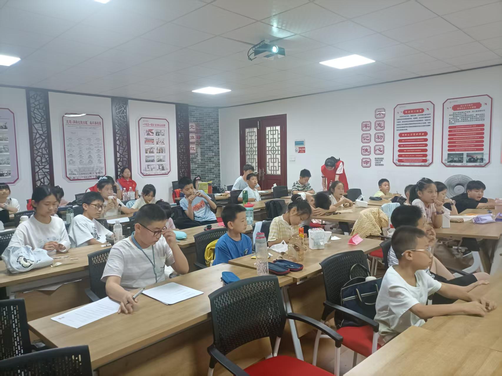 2026年8月7日 下午,岳阳楼社区新时代文明实践站组织志愿者、青少年在党群服务中心一楼大会议室开展“弘扬奋斗精神 争做时代新人”——青年励志主题教育活动.jpg 2026年8月7日 下午,岳阳楼社区新时代文明实践站组织志愿者、青少年在党群服务中心一楼大会议室开展“弘扬奋斗精神 争做时代新人”——青年励志主题教育活动.jpg