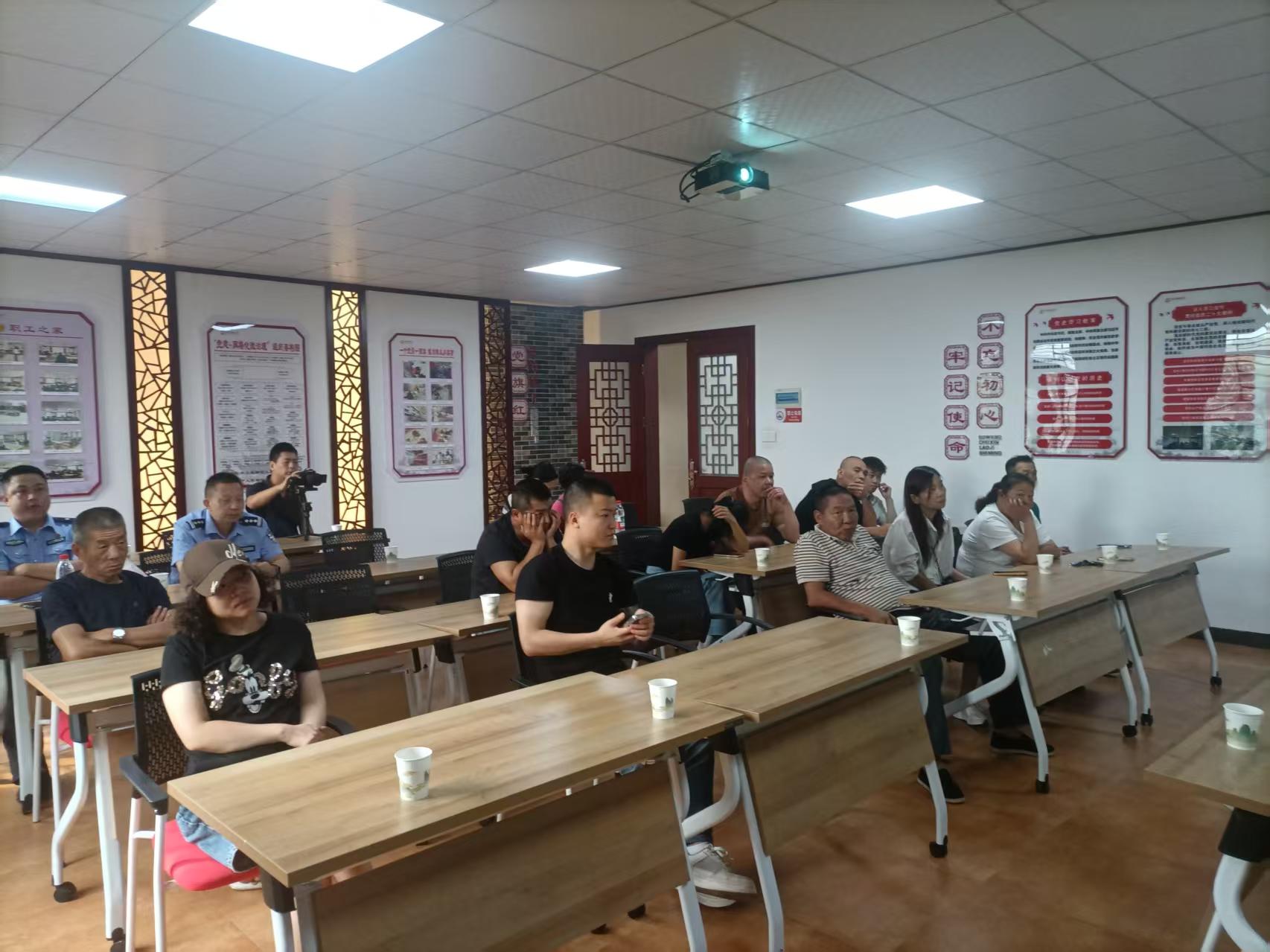2026年9月16日,岳阳楼社区新时代文明实践站组织社区居民在党群服务中心一楼大会议室开展“医保政策进社区 惠民服务暖人心”2027年度城乡居民医保参保缴费宣讲活动.jpg 2026年9月16日,岳阳楼社区新时代文明实践站组织社区居民在党群服务中心一楼大会议室开展“医保政策进社区 惠民服务暖人心”2027年度城乡居民医保参保缴费宣讲活动.jpg