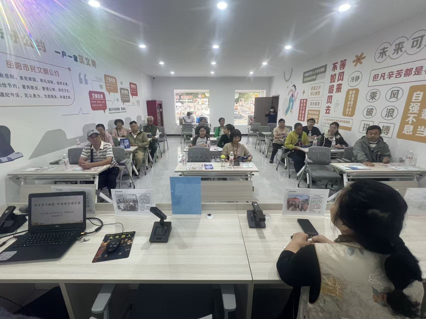 2026年9月17日, 岳阳楼社区新时代文明实践站联合剪刀池社区组织社区居民在剪刀池社区活动室开展“理论学习赋能 科普服务进万家”主题学习实践活动.jpg 2026年9月17日, 岳阳楼社区新时代文明实践站联合剪刀池社区组织社区居民在剪刀池社区活动室开展“理论学习赋能 科普服务进万家”主题学习实践活动.jpg