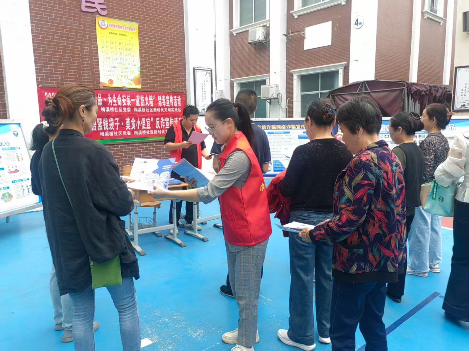 2025年10月梅溪桥社区新时代文明实践站开展“捂住钱袋子，莫贪小便宜“反诈宣传活动.jpg