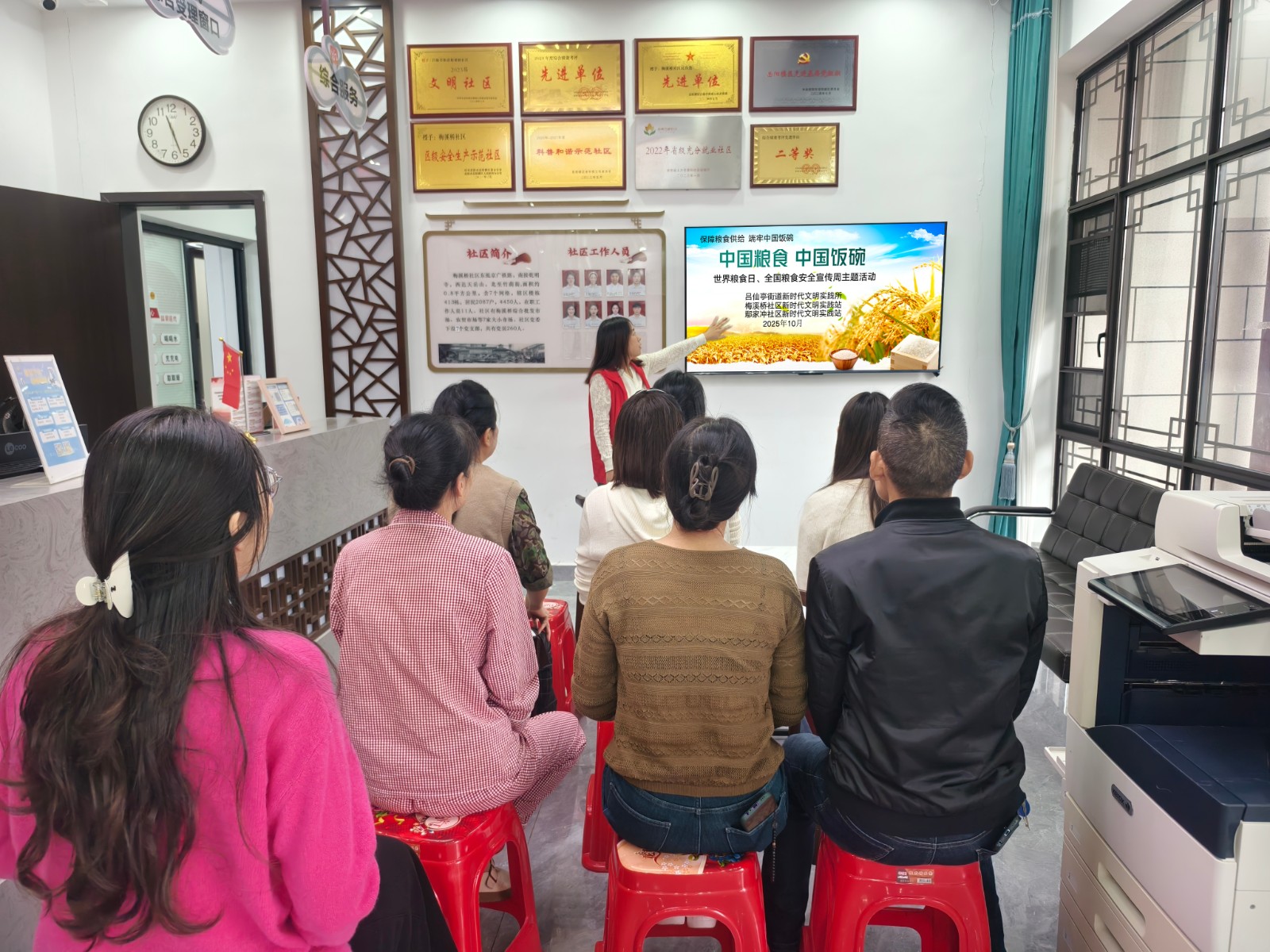 2025年10月15日梅溪桥社区新时代文明实践站开展开展粮食日、全国粮食安全宣传周主题活动.jpg 2025年10月15日梅溪桥社区新时代文明实践站开展开展粮食日、全国粮食安全宣传周主题活动.jpg
