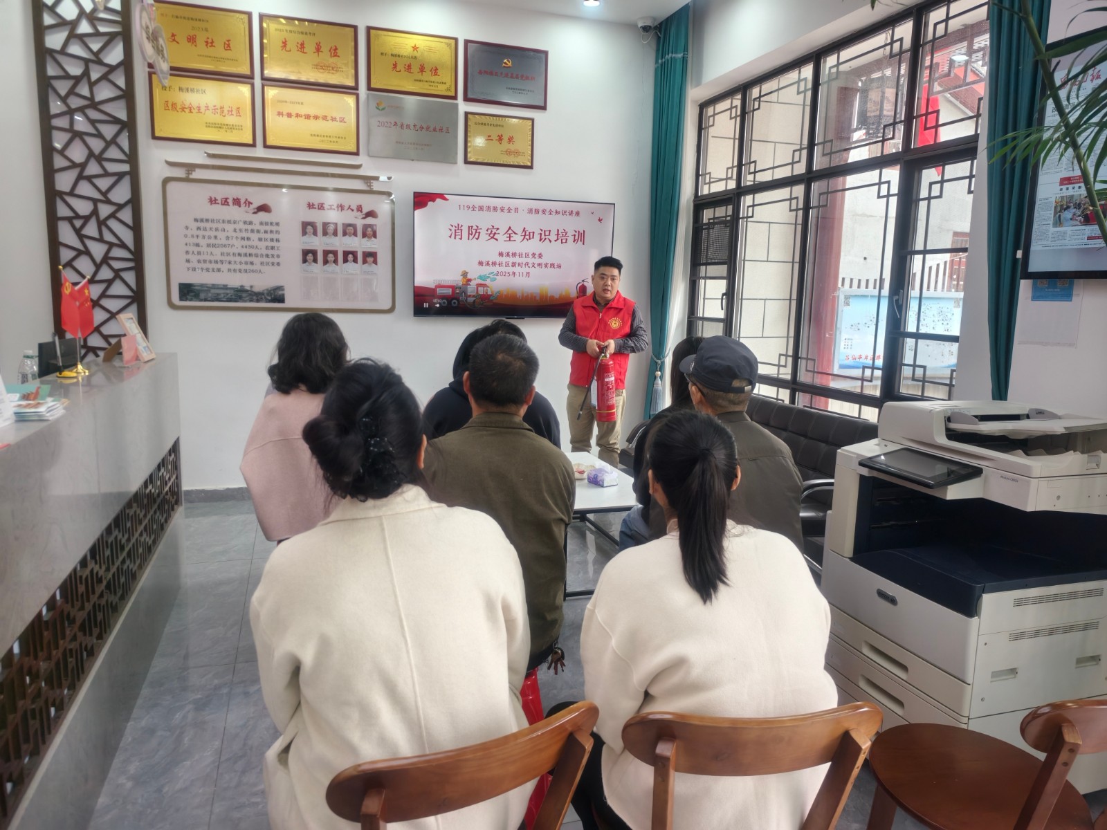 2025年11月10日梅溪桥社区新时代文明实践站在社区一楼党群服务中心开展119全国消防安全日消防安全知识讲座活动(1).jpg 2025年11月10日梅溪桥社区新时代文明实践站在社区一楼党群服务中心开展119全国消防安全日消防安全知识讲座活动(1).jpg