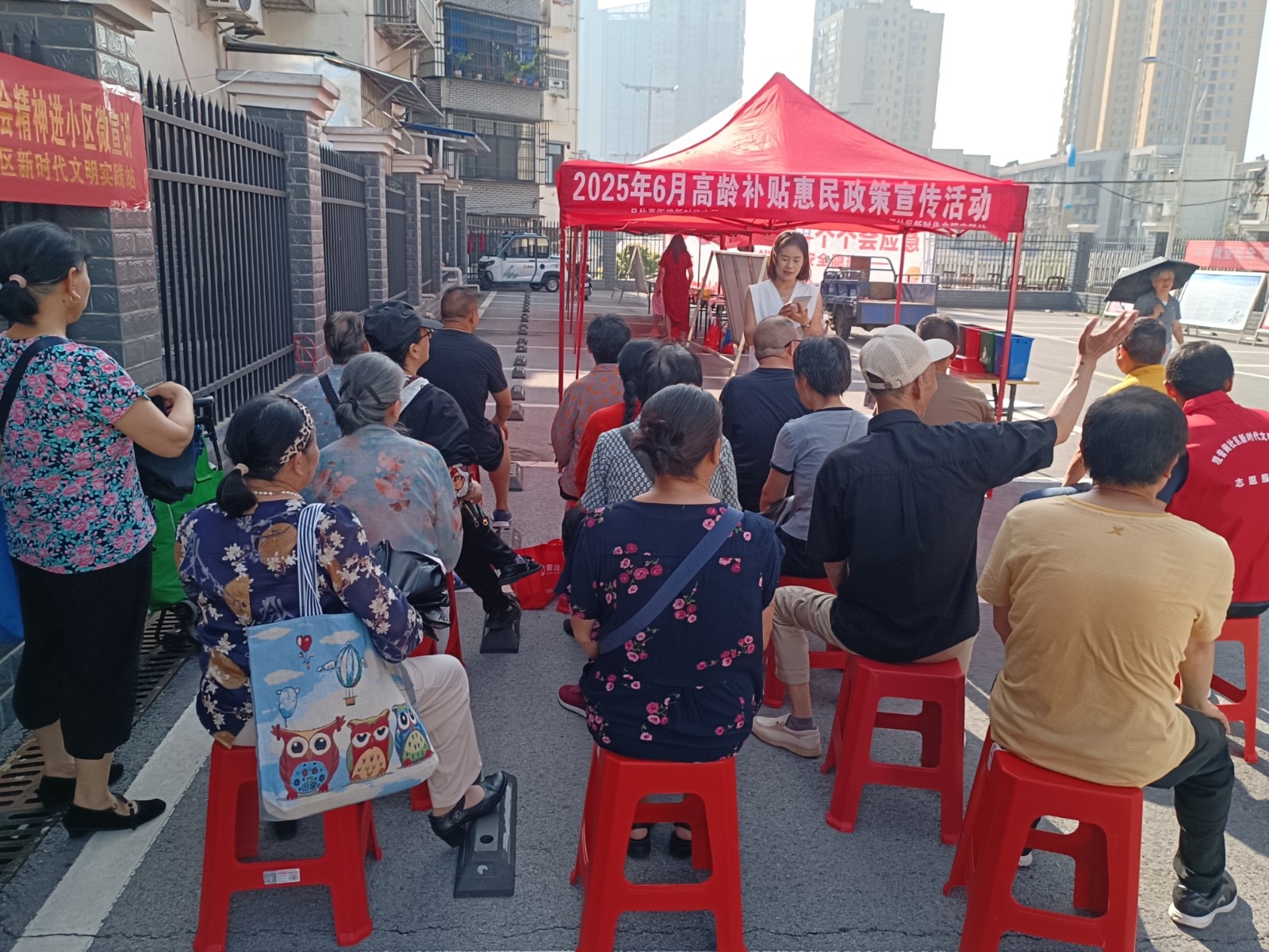 2025年6月13日观音阁社区新时代文明实践站开展高龄补贴惠民政策宣传活动1.jpg 2025年6月13日观音阁社区新时代文明实践站开展高龄补贴惠民政策宣传活动1.jpg