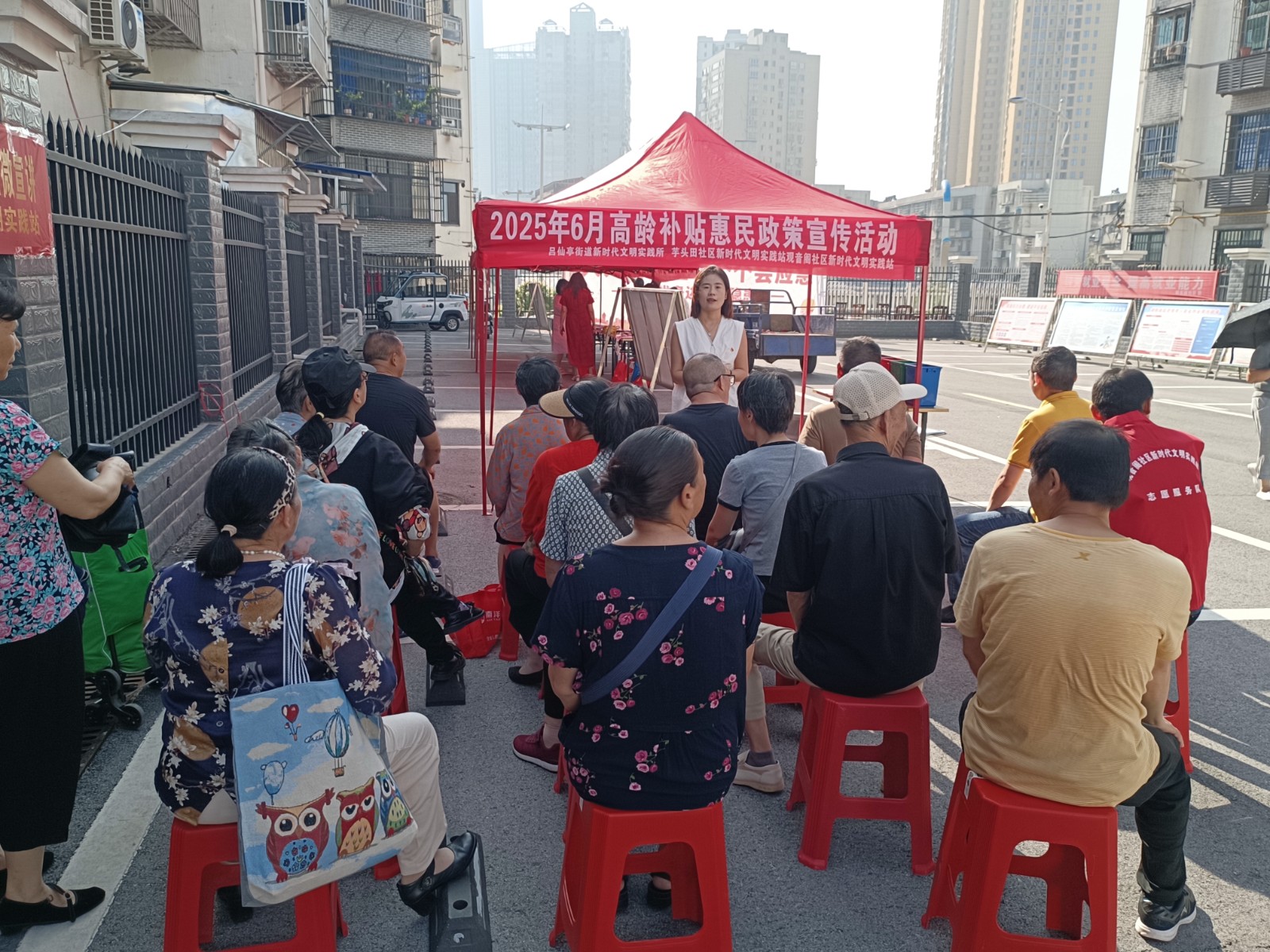 2025年6月13日观音阁社区新时代文明实践站开展高龄补贴惠民政策宣传活动.jpg 2025年6月13日观音阁社区新时代文明实践站开展高龄补贴惠民政策宣传活动.jpg